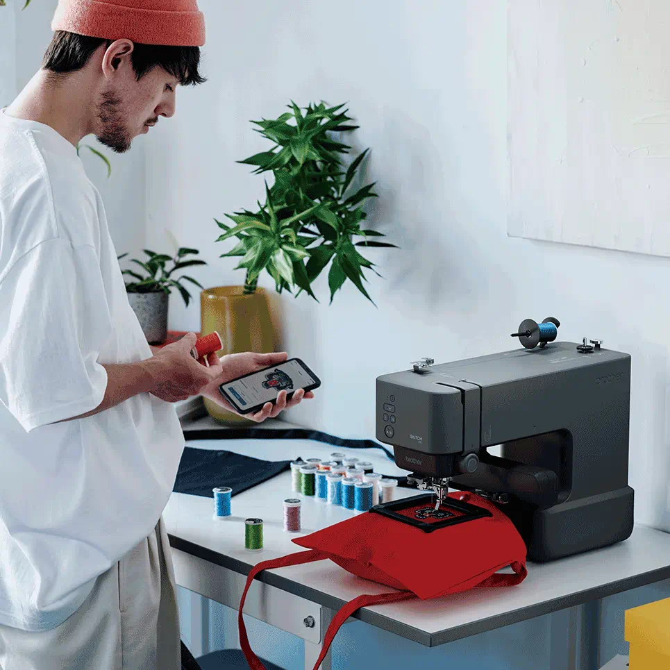 PP1-working.webp מכונת רקמה Brother Skitch PP1